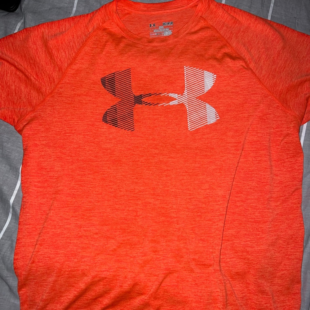 Mens Under Armour shirt. Very lightweight and feels amazing. Size MEDIUM